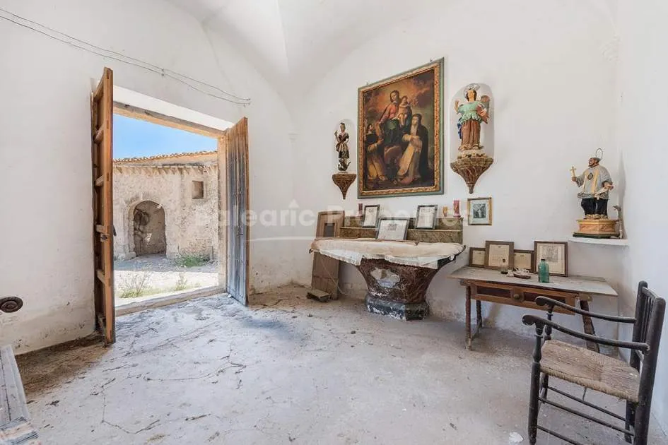 Impressive old manor house to reform for sale in the countryside near Llubí, Mallorca