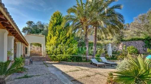 Rustic hillside home for sale on large plot in Andratx, Mallorca