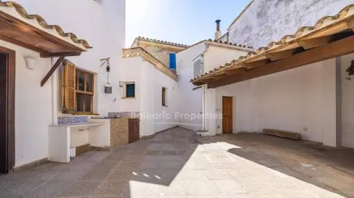 Investment house with mountain views for sale in S´Arracó, Mallorca