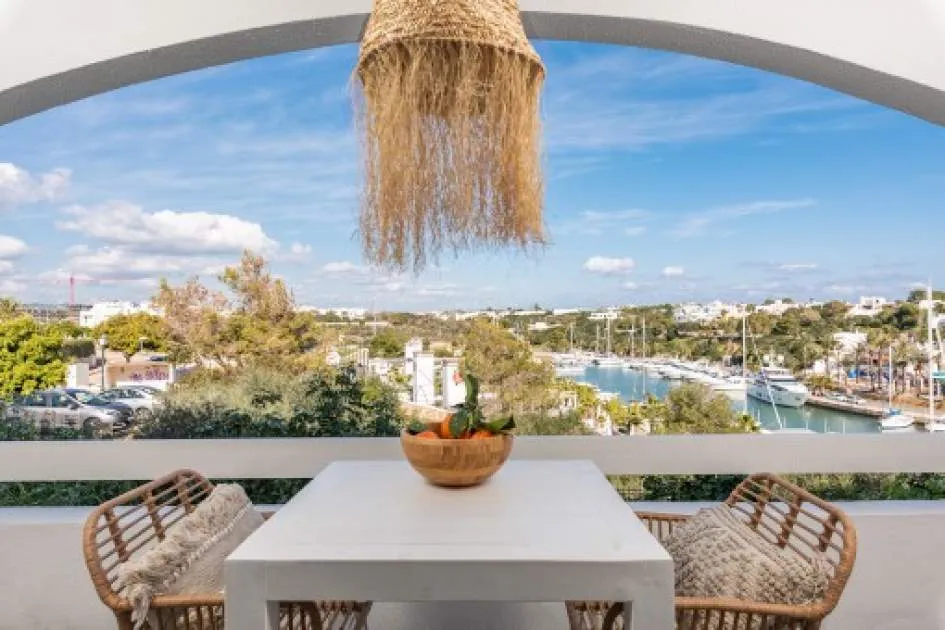 Beach-house style apartment with spectacular harbour views in Cala d`Or