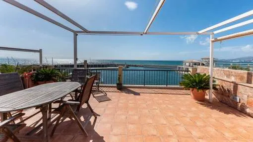 Magnificent duplex with fantastic sea views and guest house in first sea line in Portixol