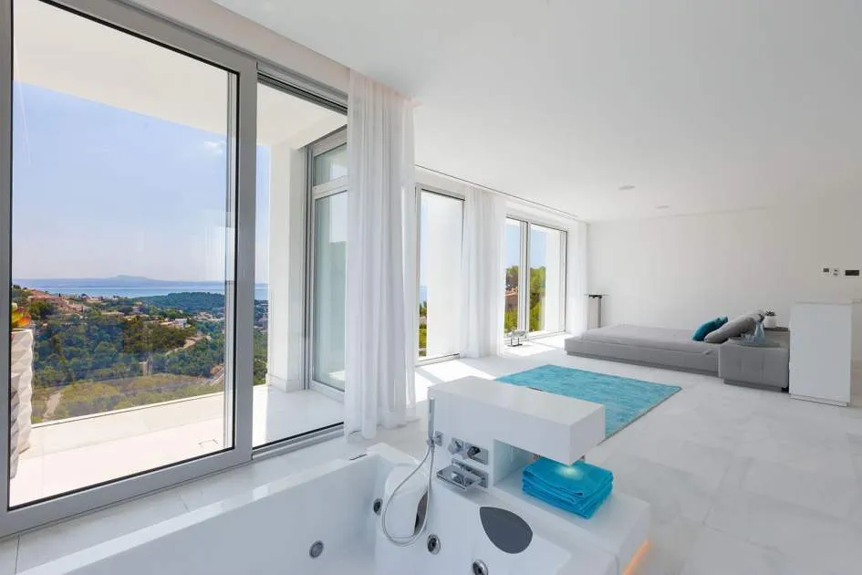 Modern luxury villa in exclusive neighborhood close to Palma