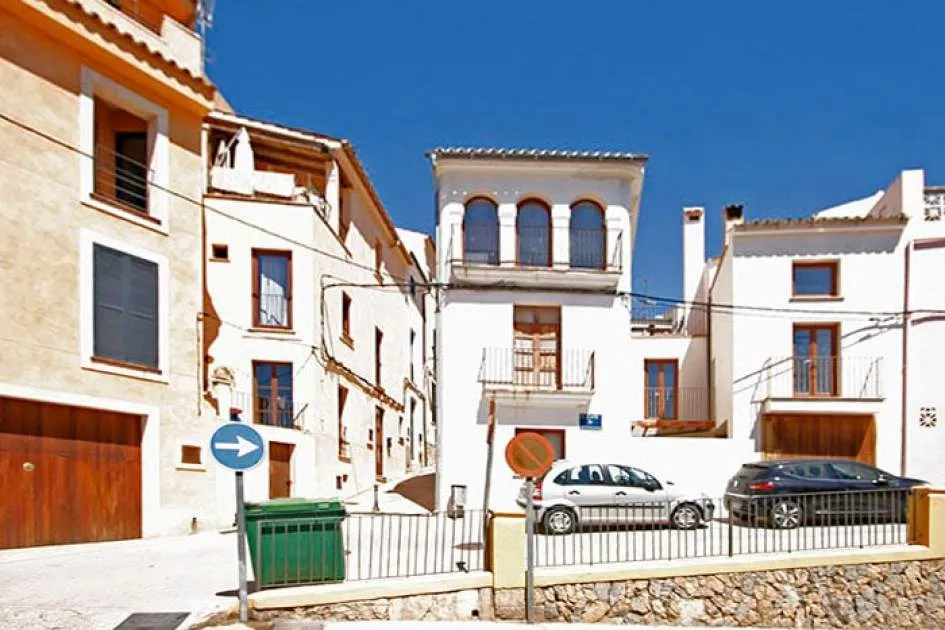 Renovated town house with harbour and panoramic views