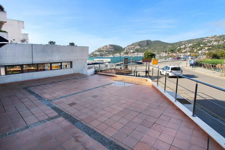 COMMERCIAL: business premises in 1st sea line of the harbour