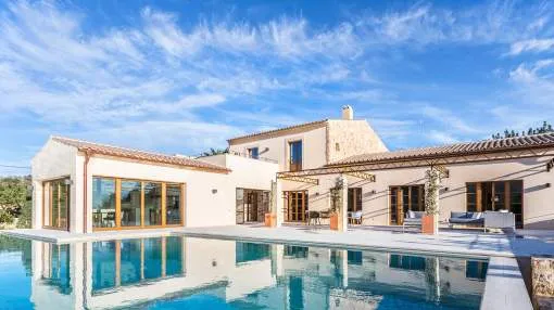 Elegant newly built country estate with sea views
Elegant newly built country estate with sea views