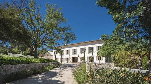 Impressive country estate in Puigpunyent, Majorca
Impressive country estate in Puigpunyent, Majorca
