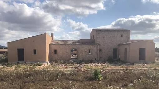 Traditional new built finca with pool
Traditional new built finca with pool