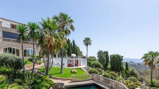 Extraordinary mansion crowning the hill
Extraordinary mansion crowning the hill
