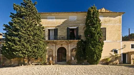 Grand manor residence with antique oil mill in Santa María
Grand manor residence with antique oil mill in Santa María