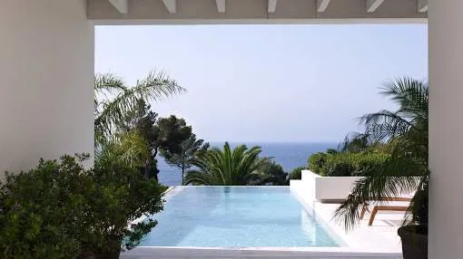 Designer villa with stunning sea views in Costa de los Pinos
Designer villa with stunning sea views in Costa de los Pinos
