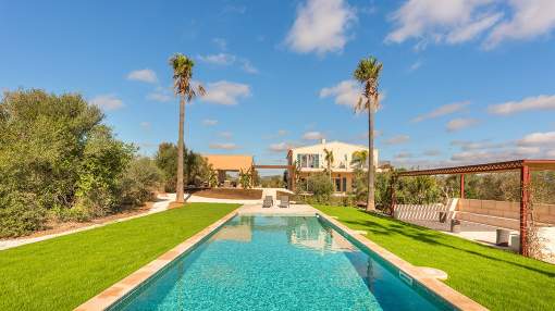 Modern finca, flooded with light. Pool included
Modern finca, flooded with light. Pool included