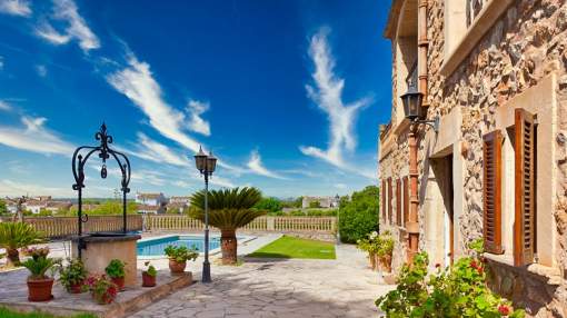 Country house in the center of the island
Country house in the center of the island