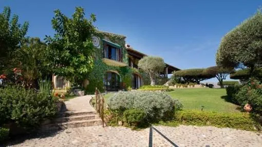 Breathtaking hilltop home in Almadrava, Pollensa
Breathtaking hilltop home in Almadrava, Pollensa