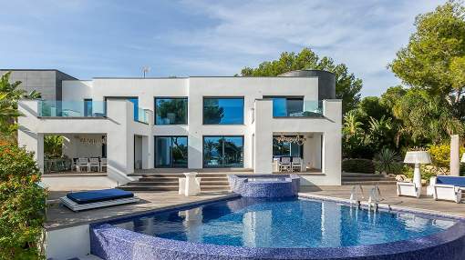 Elegant designer villa with sea views
Elegant designer villa with sea views