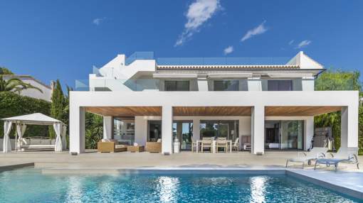 Villa on spacious & south facing garden plot Villa on spacious & south facing garden plot