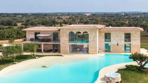 Minimalist country house with panoramic sea views Minimalist country house with panoramic sea views