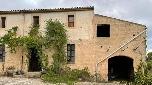Extensive land with house in need of rehabilitation Extensive land with house in need of rehabilitation