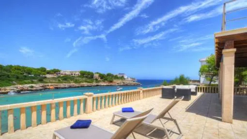 Property overlooking the sea with private access to the beach