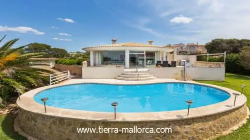 Modern villa in the first sea line Modern villa in the first sea line