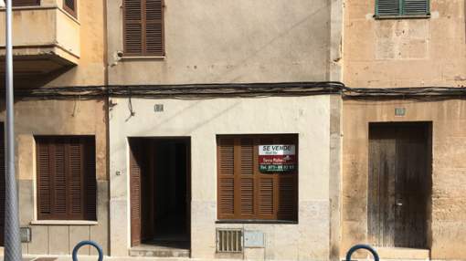 Townhouse in need of renovation in a central location Townhouse in need of renovation in a central location