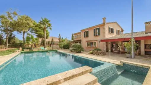 Finca with several warehouses on a spacious plot Finca with several warehouses on a spacious plot