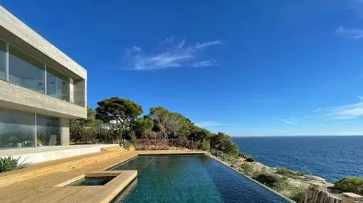 Cubist new build villa in first sea line Cubist new build villa in first sea line