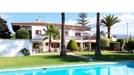
                    VILLA WITH POOL, GARAGE AND TENNIS COURT
                