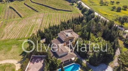 VILLA WITH LARGE GARAGE, POOL AND TERRACES
VILLA WITH LARGE GARAGE, POOL AND TERRACES