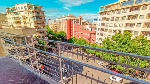 
                    LARGE FLAT WITH PARKING SPACE IN CORTE INGLES AVENIDAS AREA
                
