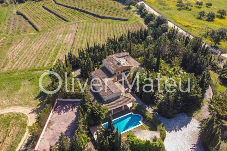 
                    VILLA WITH LARGE GARAGE, POOL AND TERRACES
                