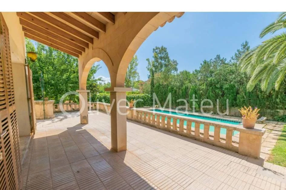 
                    LARGE VILLA WITH POOL, GARAGE, GARDEN AND TREE ORCHARD
                