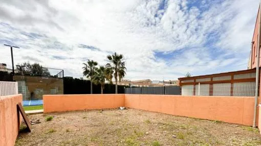
                    Ground floor flat with garden, parking and communal pool
                