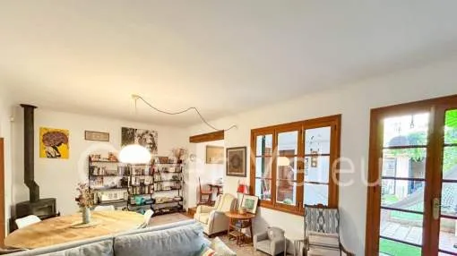 
                    HOUSE WITH GARAGE AND PATIO IN THE CENTER OF SANTA MARÍA
                
