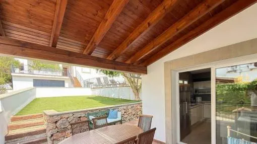 
                    House in Genova with sea view, pool and spacious garage
                