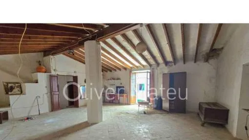 
                    TWO-STORY HOUSE IN COSTITX TO RENOVATE WITH GARAGE
                