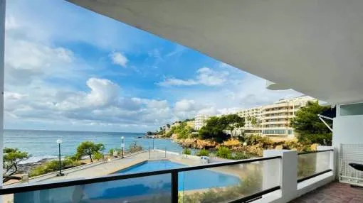 Apartment in need of renovation in first sea line in Santa Ponsa