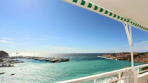 Frontline apartment with a unique view over the sea in El Toro