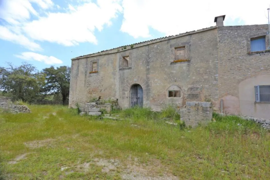 Plot with antique structure in Algaida