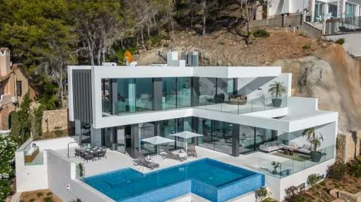 Exclusive villa with sea views on the mountain in Cala Llamp