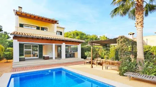 Classic-style house with a pool in El Toro