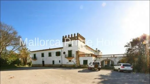 Finca with impressive Mallorcan mansion in María de la Salud