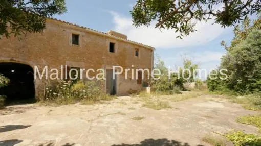 Rural house with plot overlooking the bay of Cala Domingos