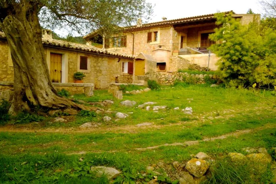 Finca in idyllic location with panoramic views in Esporles