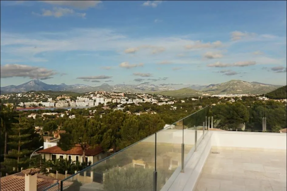 Moderne Luxusvilla mit traumhaftem Panoramameerblick in Nova Santa Ponsa