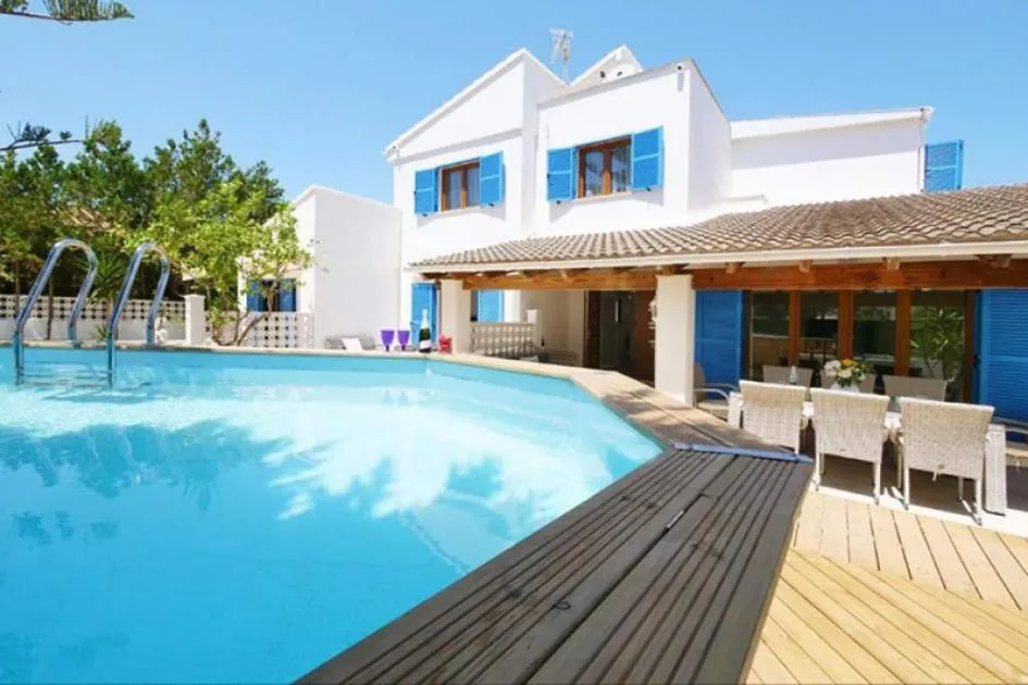 Villa with guest apartments and pool in Sa Coma