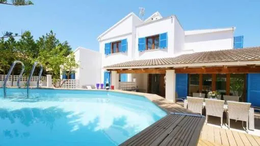 Villa with guest apartments and pool in Sa Coma