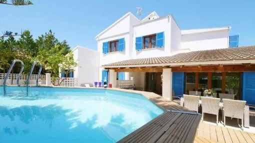 Villa mit Gästeapartments und Pool in Sa Coma