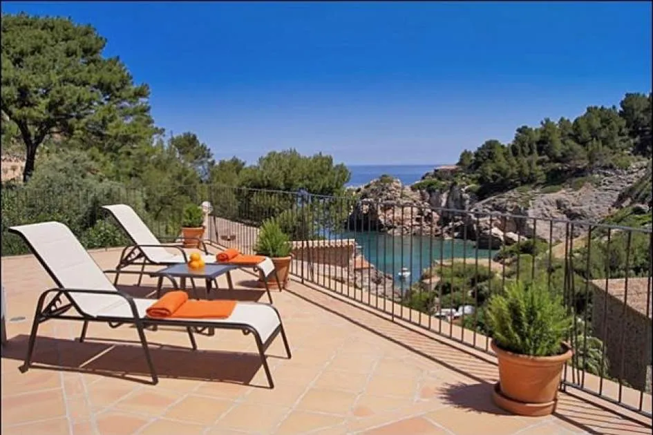 Villa with holiday license and view of the sea in Deia