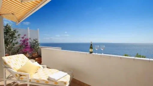 Bright apartment on the first sea line in Torrenova