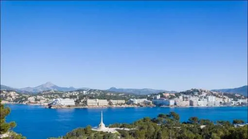 Plot with the construction project next to Santa Ponsa harbour